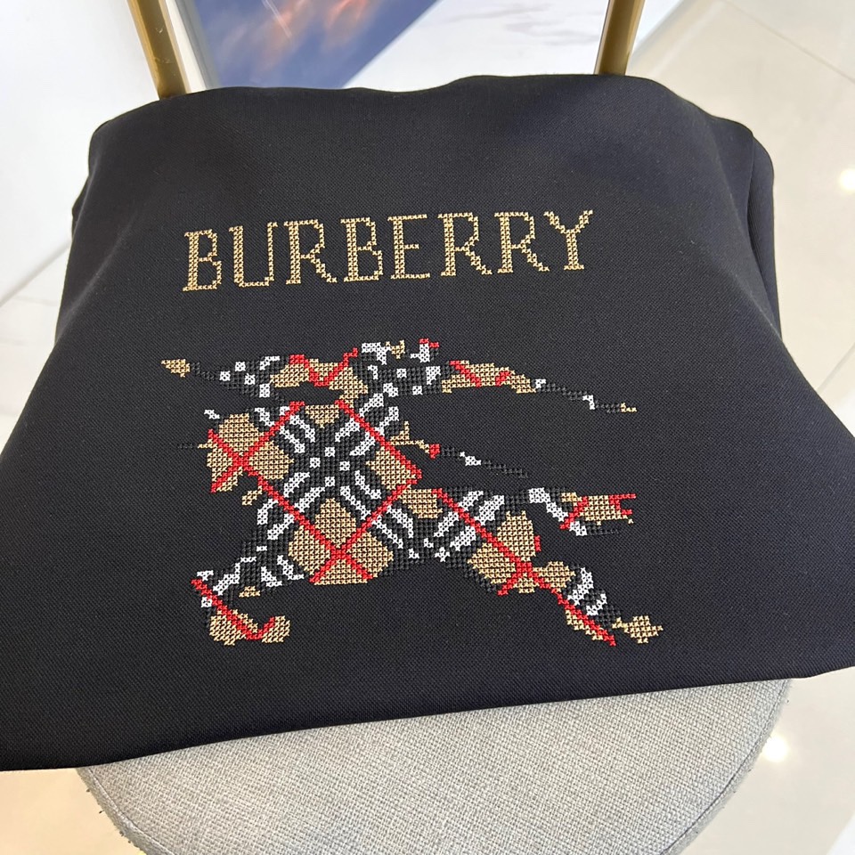 BURBERRY 2025秋冬新品圆领卫衣，以经典英伦基因重塑现代休闲美学。采用高品质棉质面料打造宽松廓