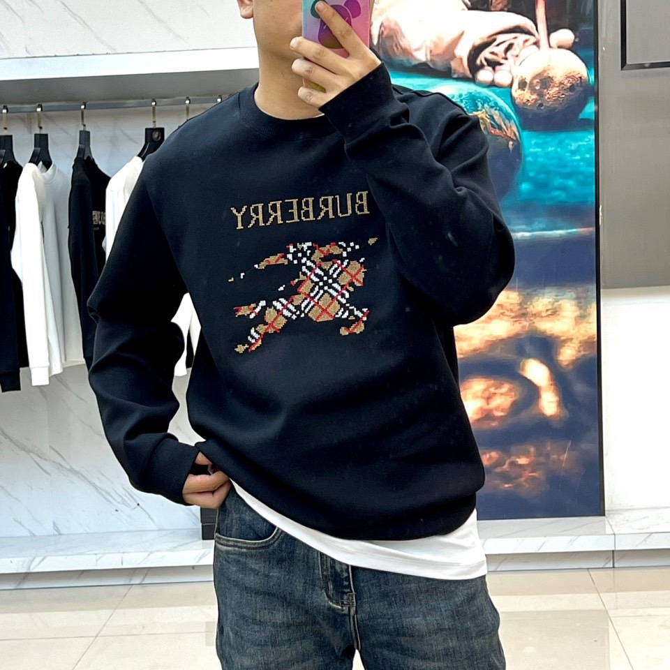 BURBERRY 2025秋冬新品圆领卫衣，以经典英伦基因重塑现代休闲美学。采用高品质棉质面料打造宽松廓