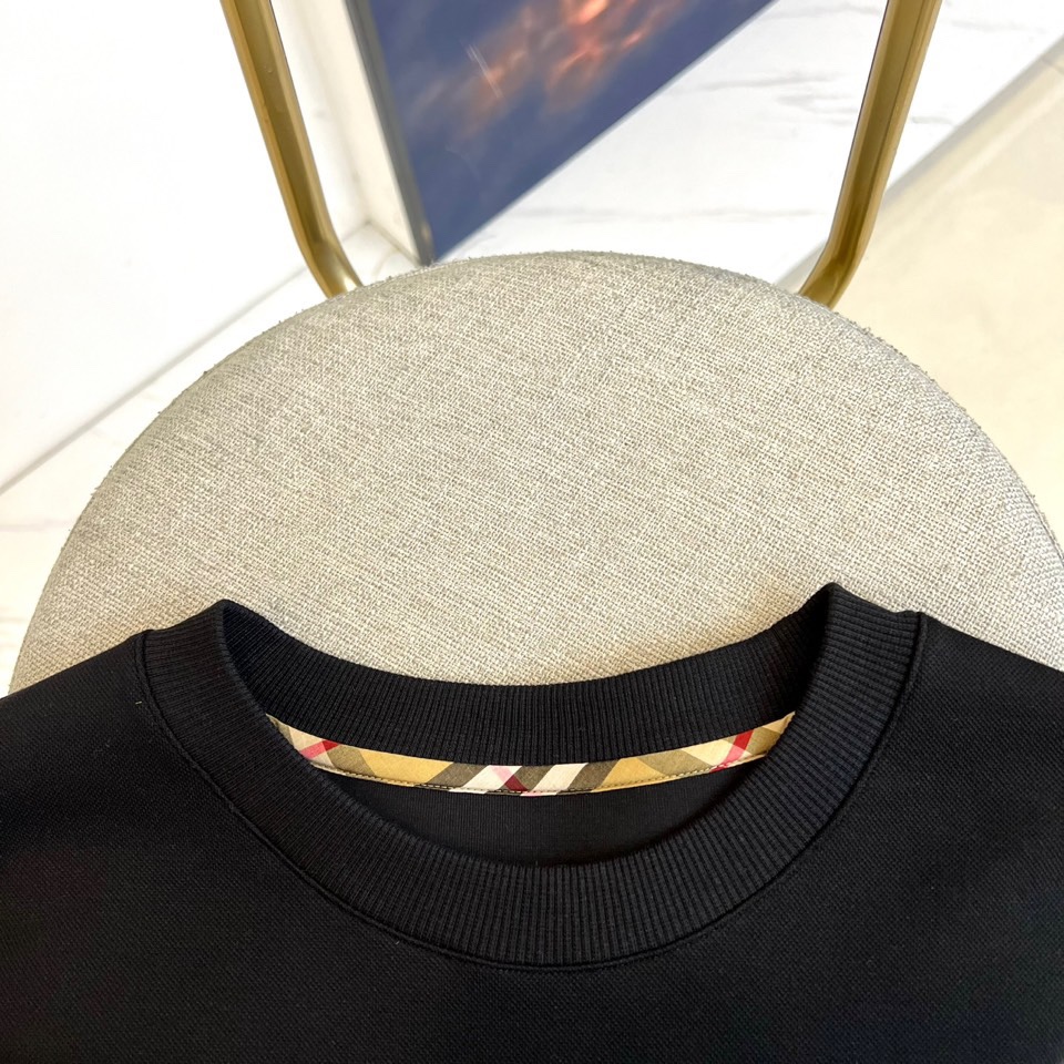 BURBERRY 2025秋冬新品圆领卫衣，以经典英伦基因重塑现代休闲美学。采用高品质棉质面料打造宽松廓