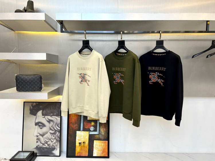 BURBERRY 2025秋冬新品圆领卫衣，以经典英伦基因重塑现代休闲美学。采用高品质棉质面料打造宽松廓