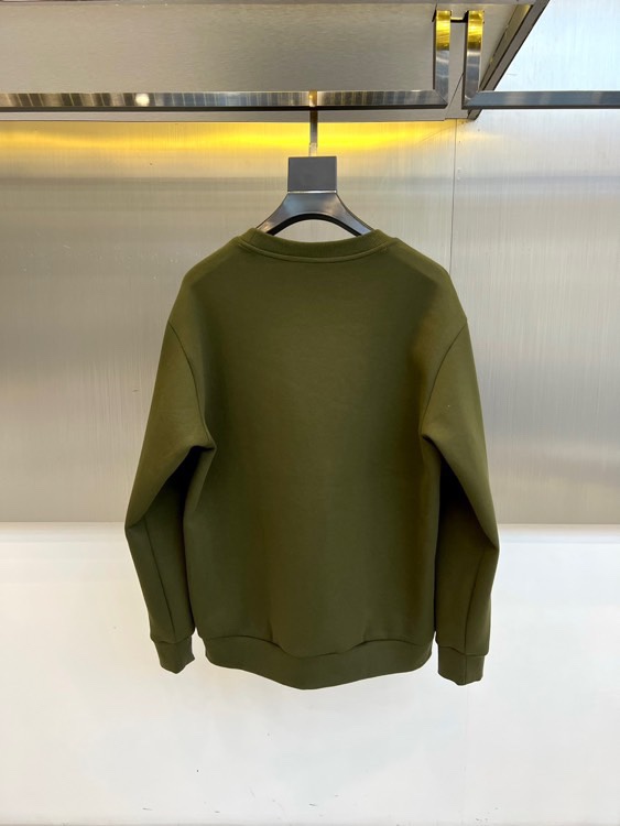 BURBERRY 2025秋冬新品圆领卫衣，以经典英伦基因重塑现代休闲美学。采用高品质棉质面料打造宽松廓