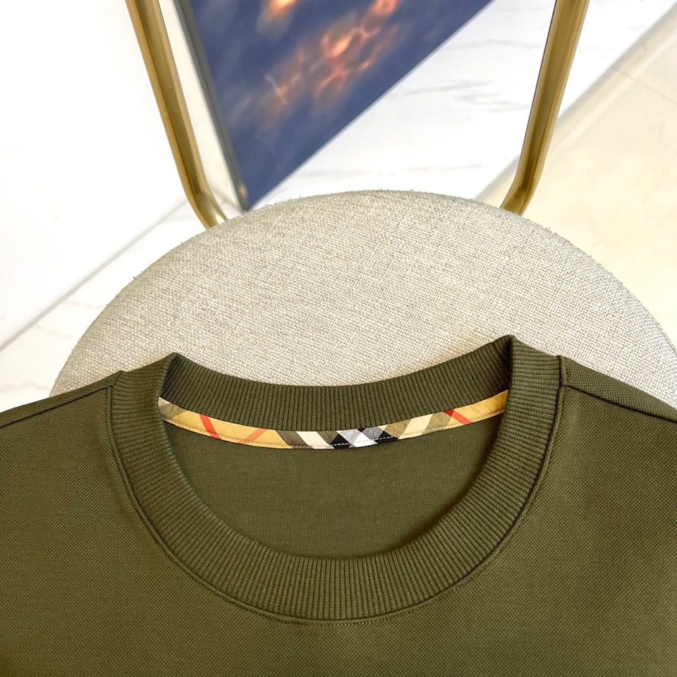 BURBERRY 2025秋冬新品圆领卫衣，以经典英伦基因重塑现代休闲美学。采用高品质棉质面料打造宽松廓