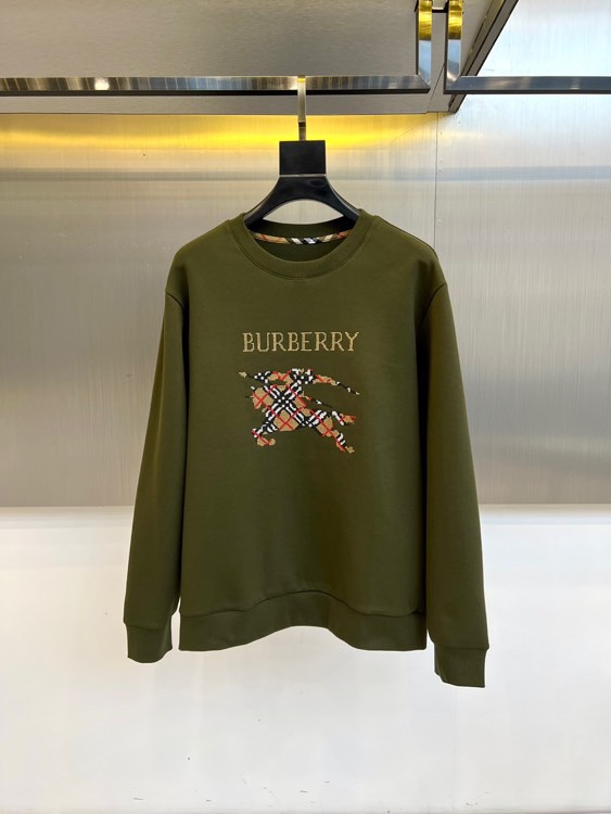 BURBERRY 2025秋冬新品圆领卫衣，以经典英伦基因重塑现代休闲美学。采用高品质棉质面料打造宽松廓