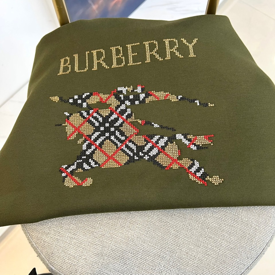 BURBERRY 2025秋冬新品圆领卫衣，以经典英伦基因重塑现代休闲美学。采用高品质棉质面料打造宽松廓