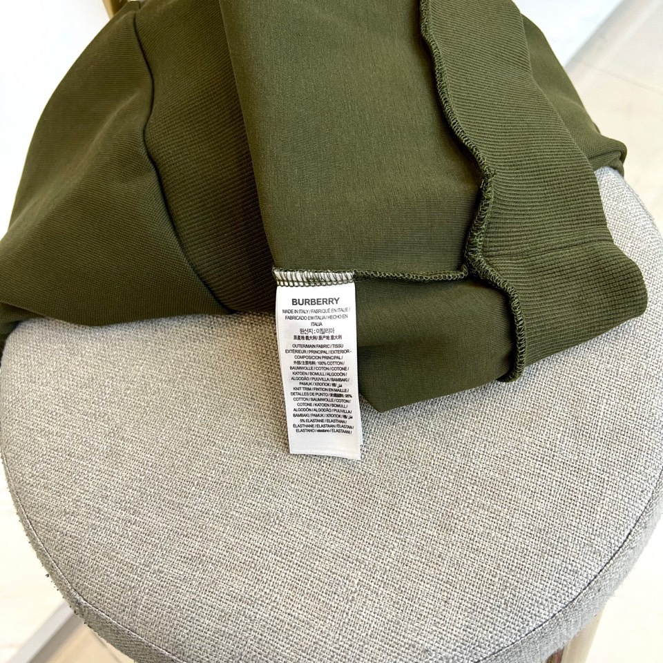 BURBERRY 2025秋冬新品圆领卫衣，以经典英伦基因重塑现代休闲美学。采用高品质棉质面料打造宽松廓