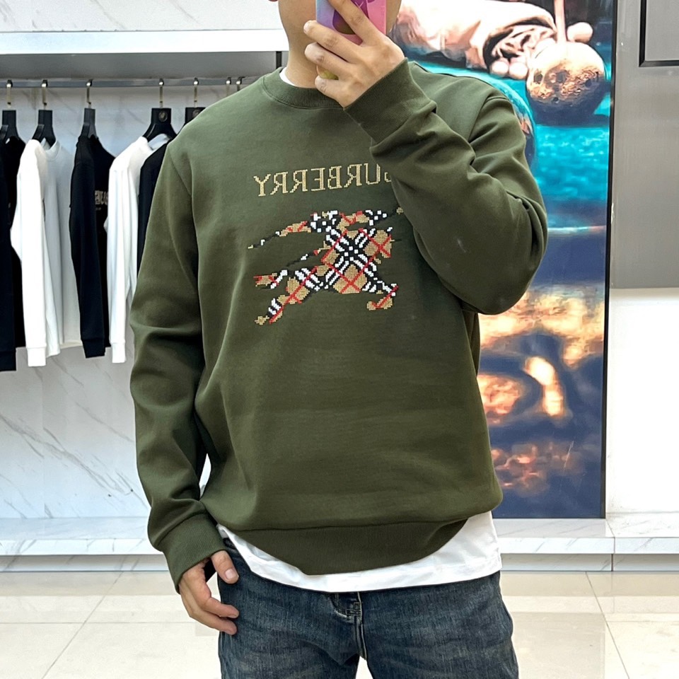 BURBERRY 2025秋冬新品圆领卫衣，以经典英伦基因重塑现代休闲美学。采用高品质棉质面料打造宽松廓