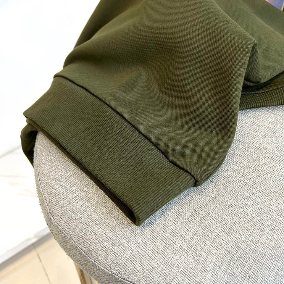 BURBERRY 2025秋冬新品圆领卫衣，以经典英伦基因重塑现代休闲美学。采用高品质棉质面料打造宽松廓