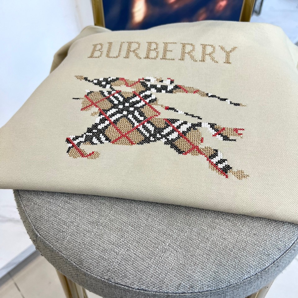 BURBERRY 2025秋冬新品圆领卫衣，以经典英伦基因重塑现代休闲美学。采用高品质棉质面料打造宽松廓