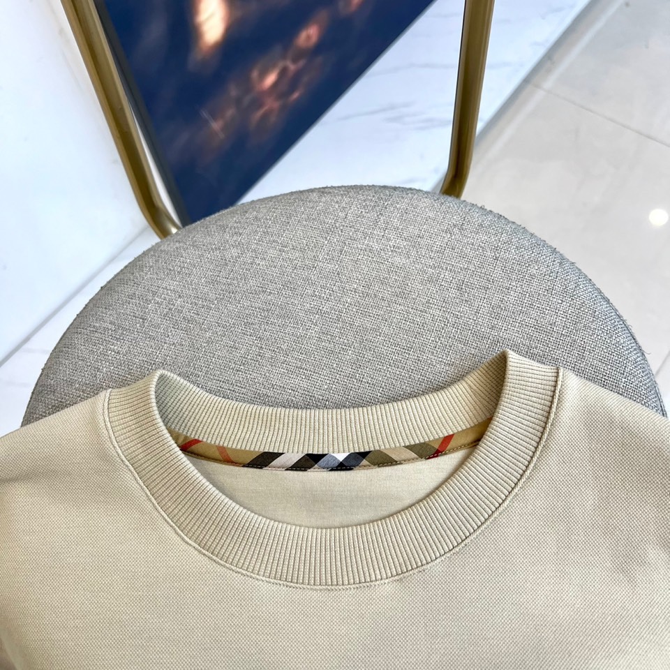 BURBERRY 2025秋冬新品圆领卫衣，以经典英伦基因重塑现代休闲美学。采用高品质棉质面料打造宽松廓