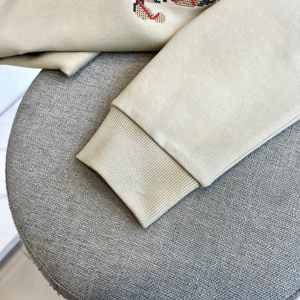 BURBERRY 2025秋冬新品圆领卫衣，以经典英伦基因重塑现代休闲美学。采用高品质棉质面料打造宽松廓