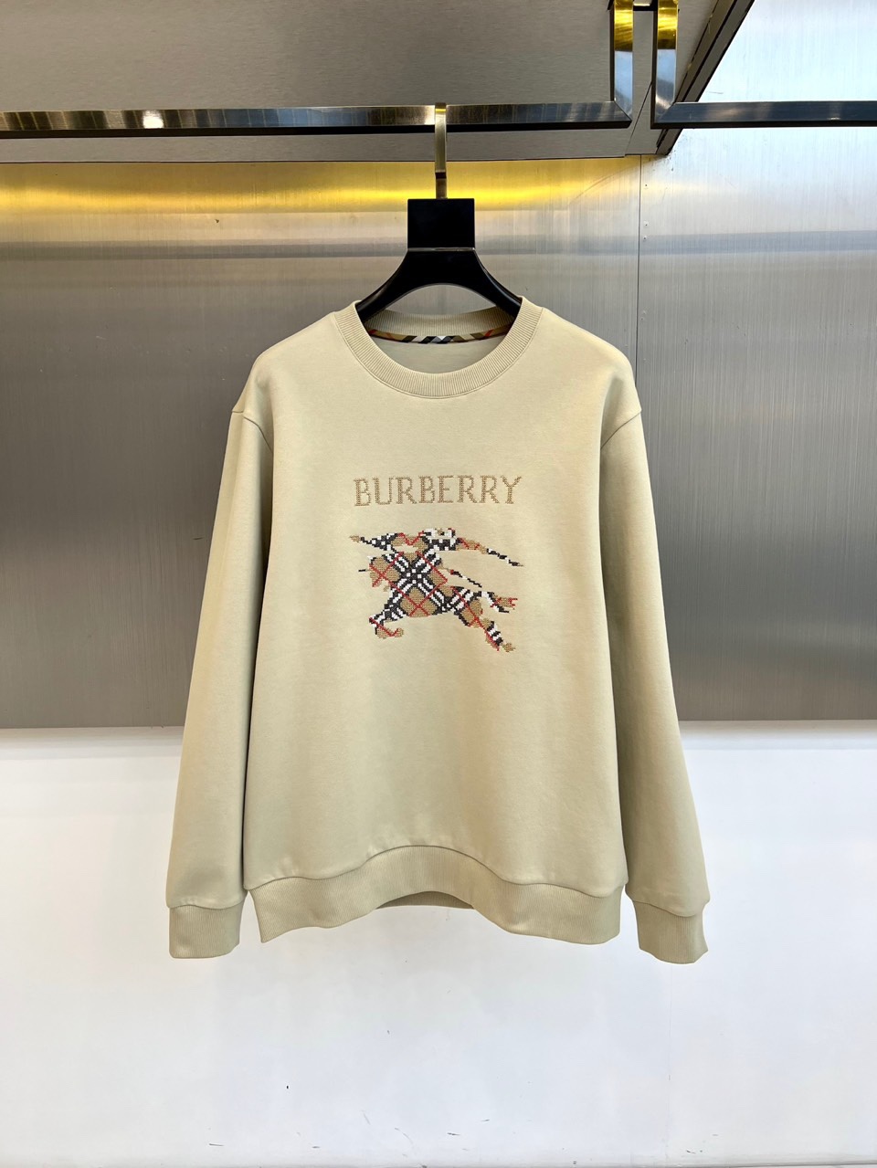 BURBERRY 2025秋冬新品圆领卫衣，以经典英伦基因重塑现代休闲美学。采用高品质棉质面料打造宽松廓
