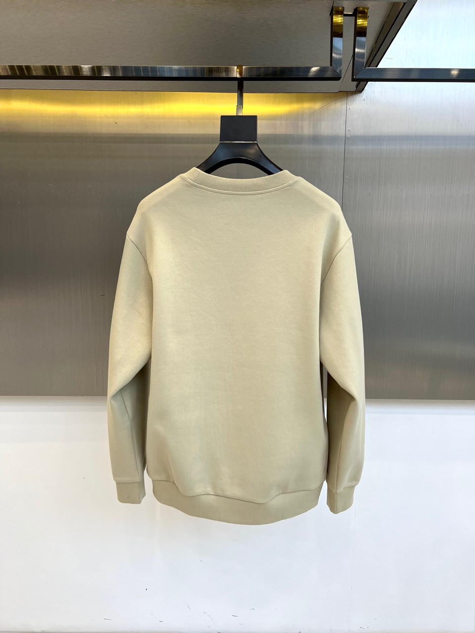 BURBERRY 2025秋冬新品圆领卫衣，以经典英伦基因重塑现代休闲美学。采用高品质棉质面料打造宽松廓