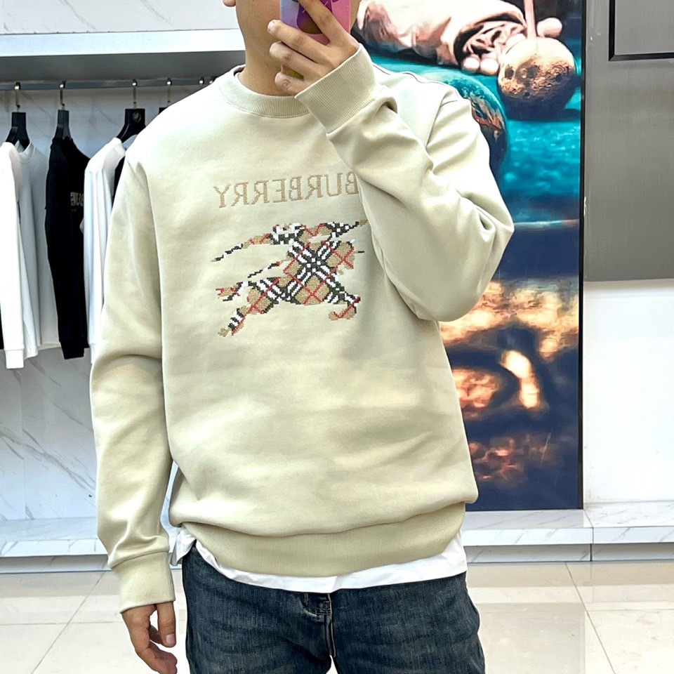 BURBERRY 2025秋冬新品圆领卫衣，以经典英伦基因重塑现代休闲美学。采用高品质棉质面料打造宽松廓