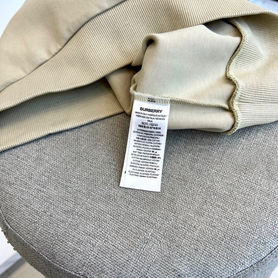 BURBERRY 2025秋冬新品圆领卫衣，以经典英伦基因重塑现代休闲美学。采用高品质棉质面料打造宽松廓