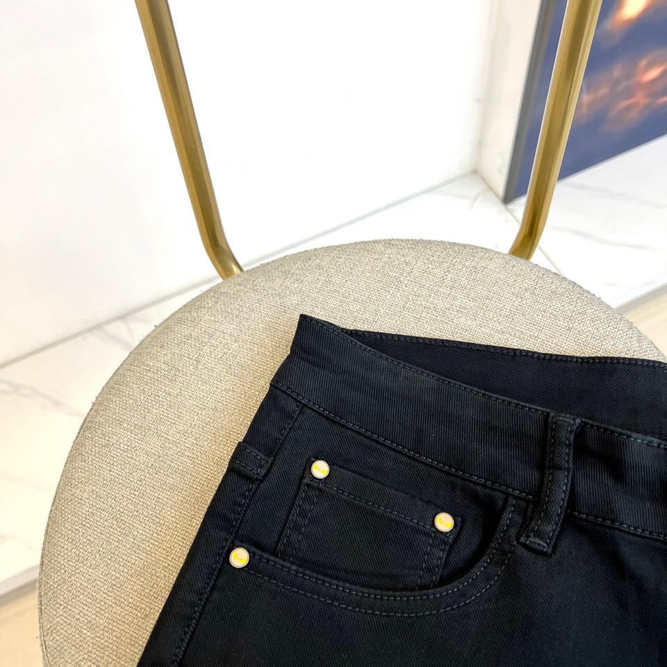 Fend芬迪、2025秋冬新品黑色牛仔裤，以深邃纯黑诠释意式奢华美学。后腰处装饰标志性棕色压纹皮质标牌，