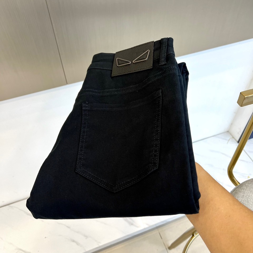 Fend芬迪、2025秋冬新品黑色牛仔裤，以深邃纯黑诠释意式奢华美学。后腰处装饰标志性棕色压纹皮质标牌，
