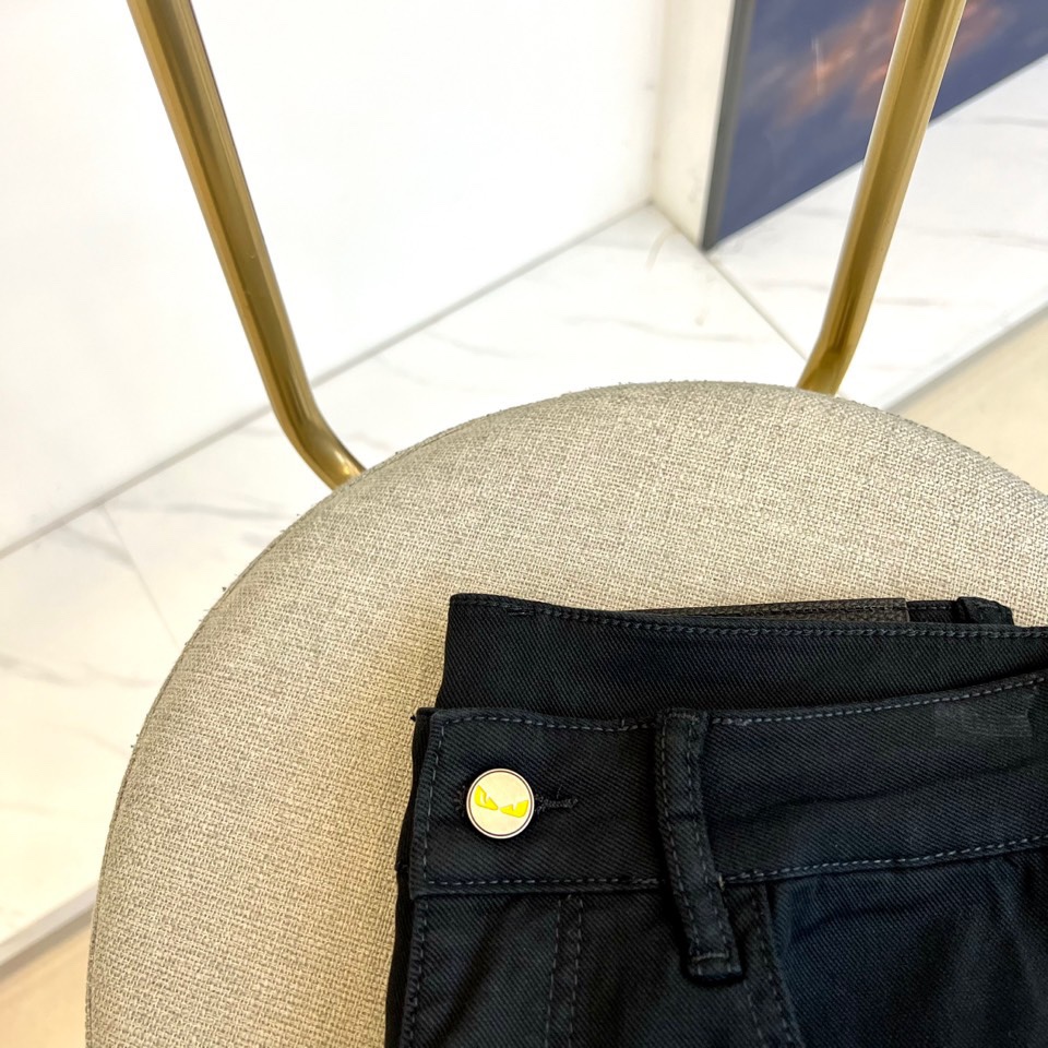 Fend芬迪、2025秋冬新品黑色牛仔裤，以深邃纯黑诠释意式奢华美学。后腰处装饰标志性棕色压纹皮质标牌，