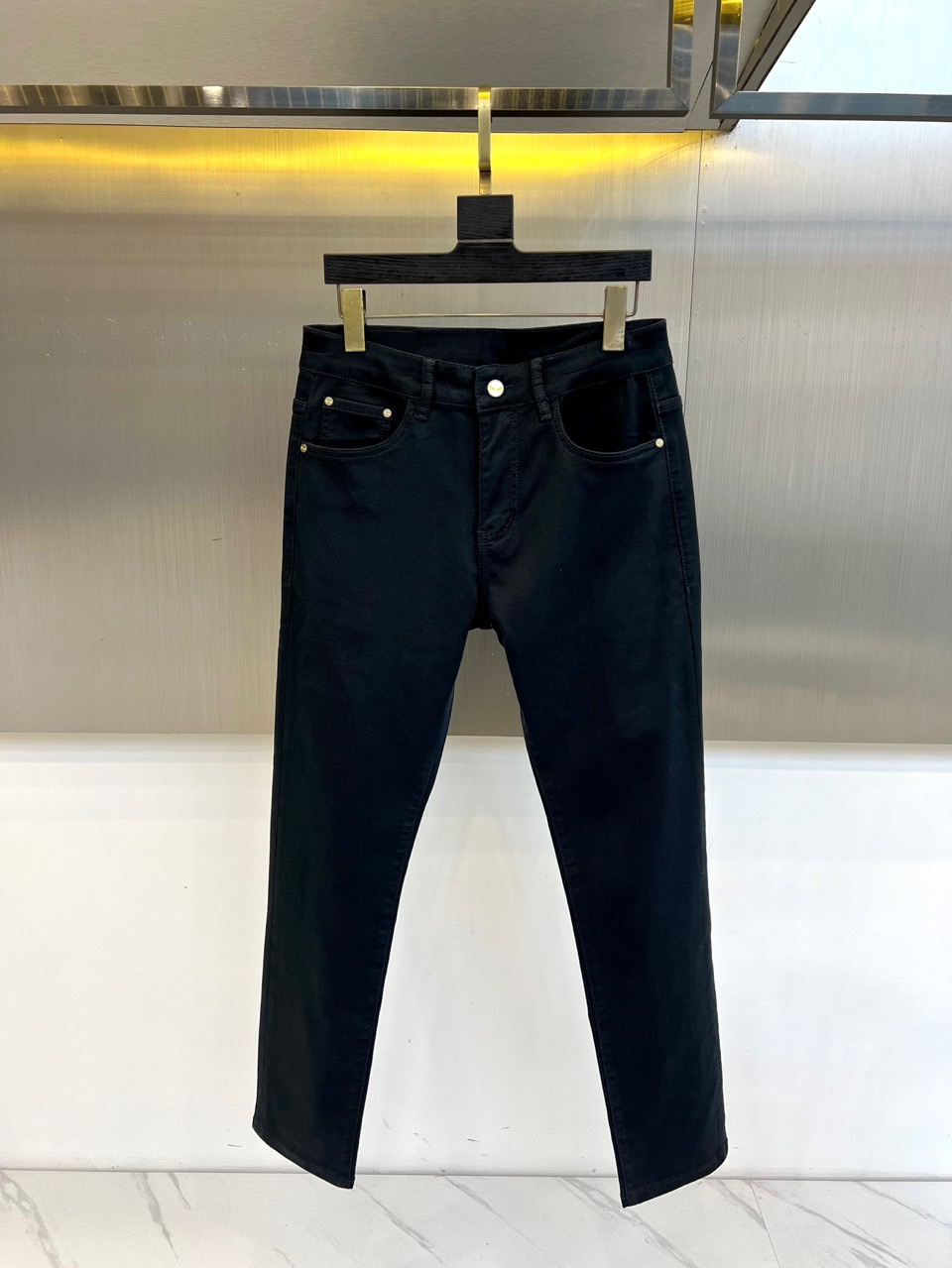 Fend芬迪、2025秋冬新品黑色牛仔裤，以深邃纯黑诠释意式奢华美学。后腰处装饰标志性棕色压纹皮质标牌，