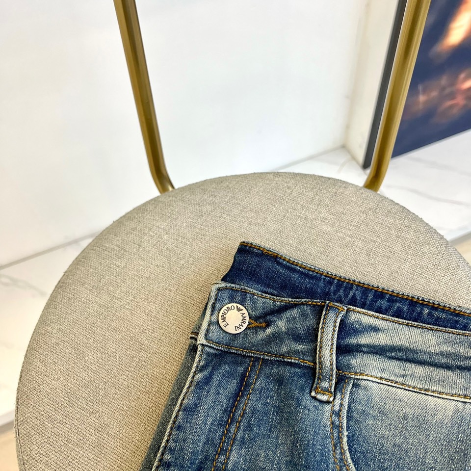 EMPORIO ARMANI 阿玛尼、2025秋冬新品浅蓝色牛仔裤，以冷调水洗蓝诠释意式简约奢华。后袋饰