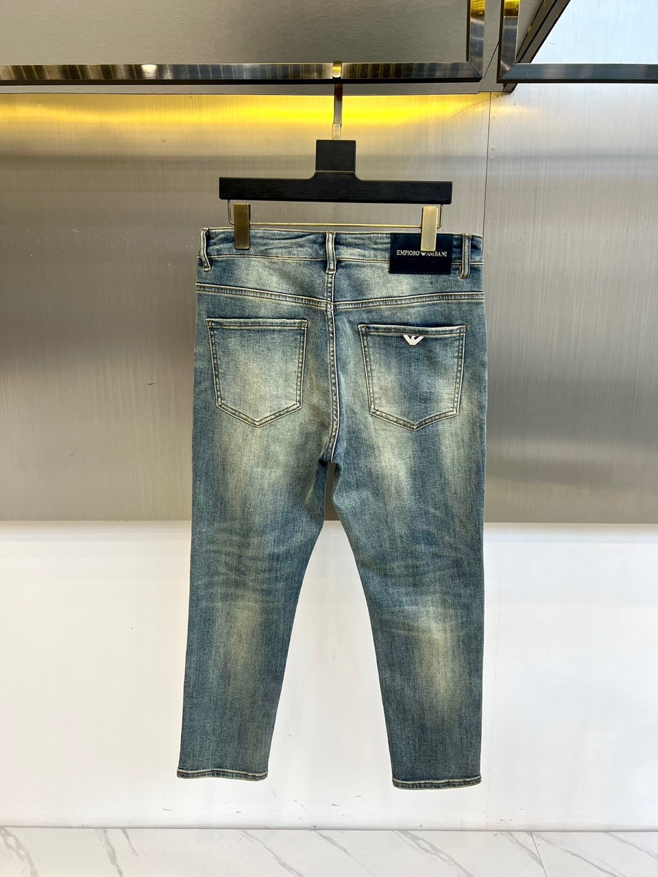 EMPORIO ARMANI 阿玛尼、2025秋冬新品浅蓝色牛仔裤，以冷调水洗蓝诠释意式简约奢华。后袋饰