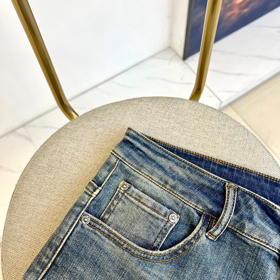 EMPORIO ARMANI 阿玛尼、2025秋冬新品浅蓝色牛仔裤，以冷调水洗蓝诠释意式简约奢华。后袋饰