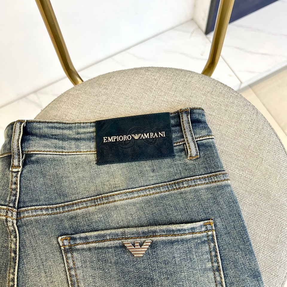 EMPORIO ARMANI 阿玛尼、2025秋冬新品浅蓝色牛仔裤，以冷调水洗蓝诠释意式简约奢华。后袋饰