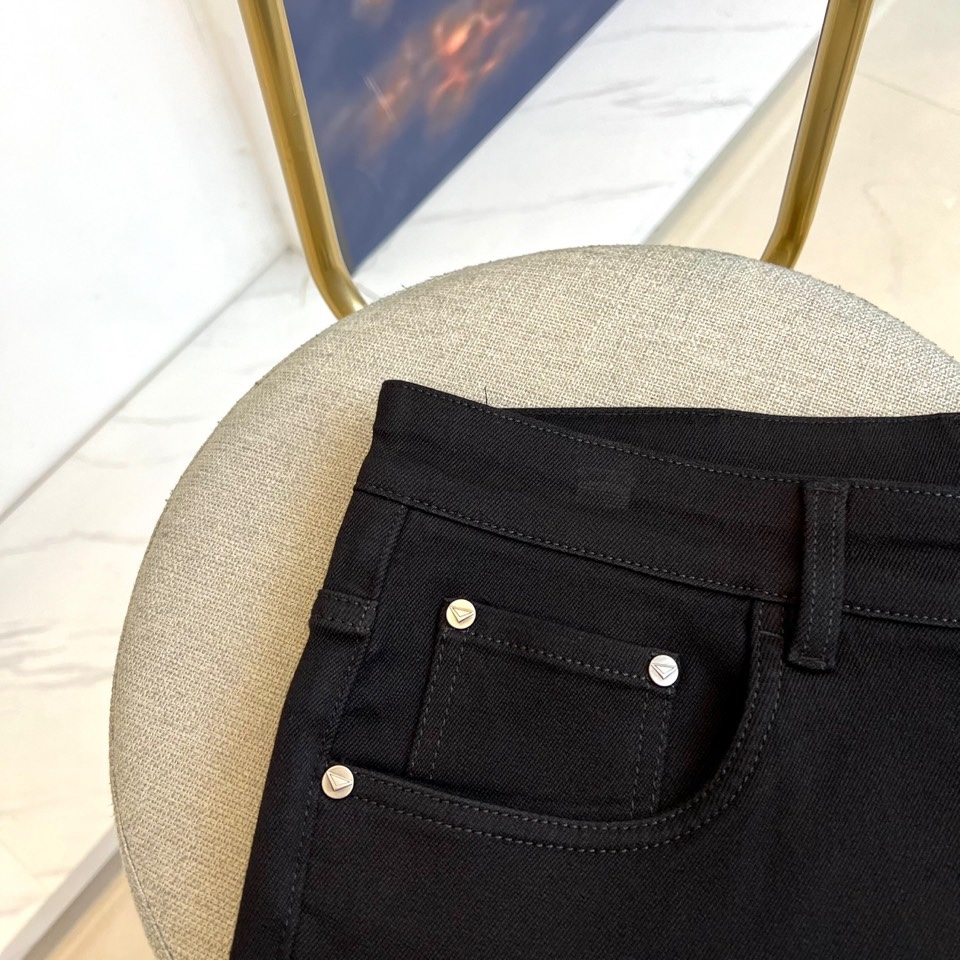 Prada普拉达、2025秋冬新品黑色牛仔裤，以极简设计诠释现代奢华美学。这款牛仔裤采用100%棉质面料