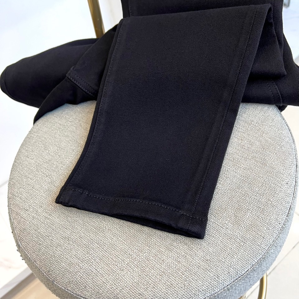 Prada普拉达、2025秋冬新品黑色牛仔裤，以极简设计诠释现代奢华美学。这款牛仔裤采用100%棉质面料