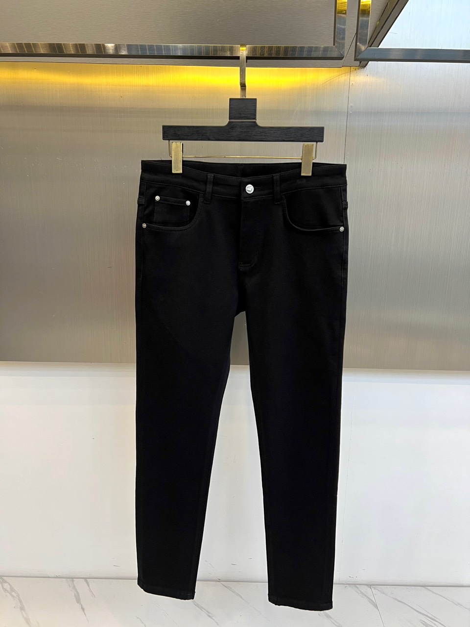 Prada普拉达、2025秋冬新品黑色牛仔裤，以极简设计诠释现代奢华美学。这款牛仔裤采用100%棉质面料