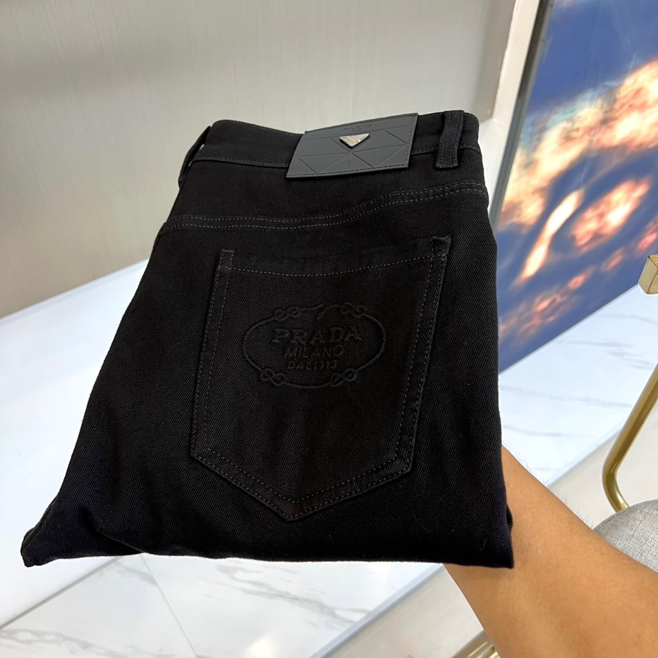 Prada普拉达、2025秋冬新品黑色牛仔裤，以极简设计诠释现代奢华美学。这款牛仔裤采用100%棉质面料
