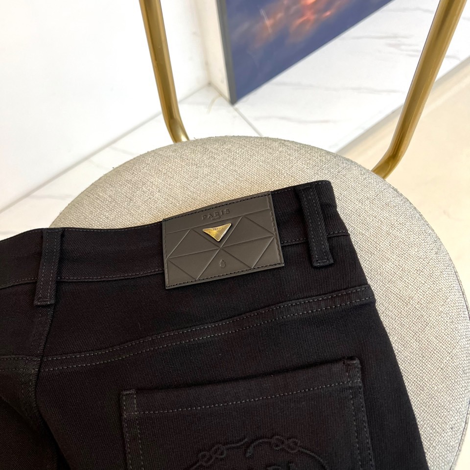 Prada普拉达、2025秋冬新品黑色牛仔裤，以极简设计诠释现代奢华美学。这款牛仔裤采用100%棉质面料