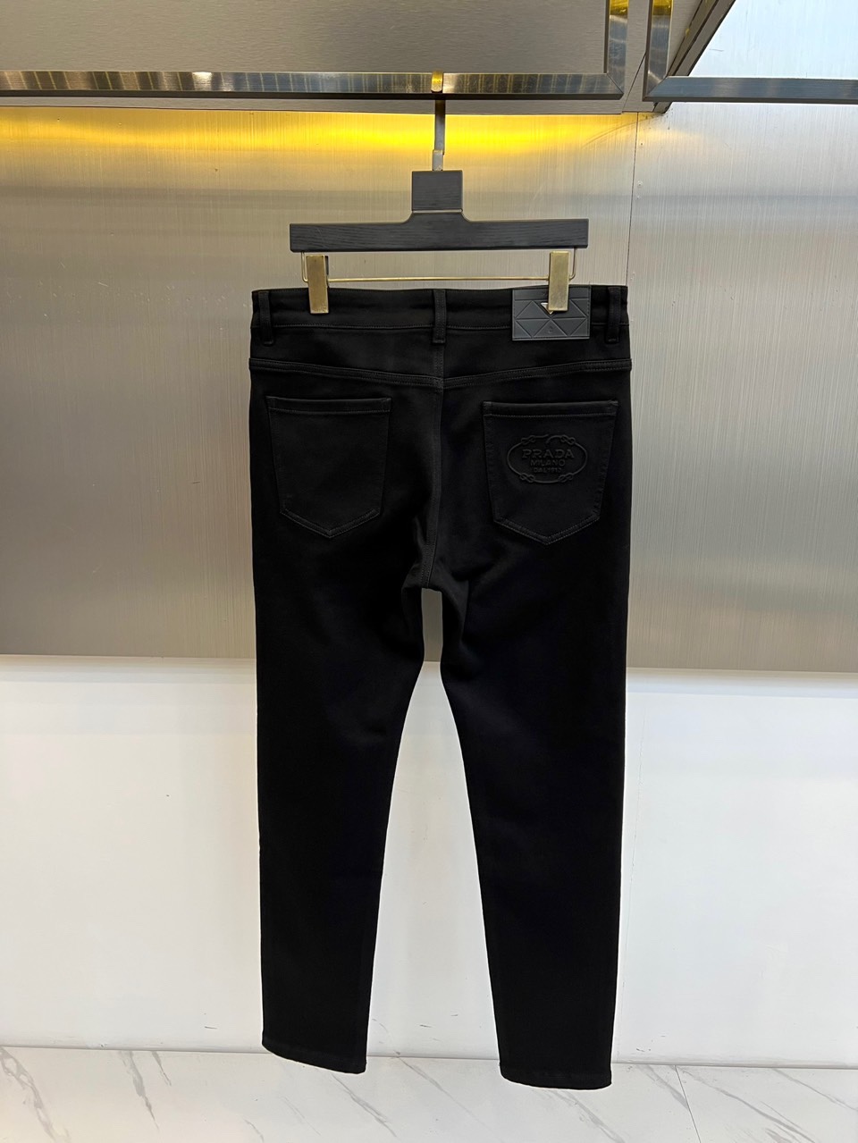 Prada普拉达、2025秋冬新品黑色牛仔裤，以极简设计诠释现代奢华美学。这款牛仔裤采用100%棉质面料