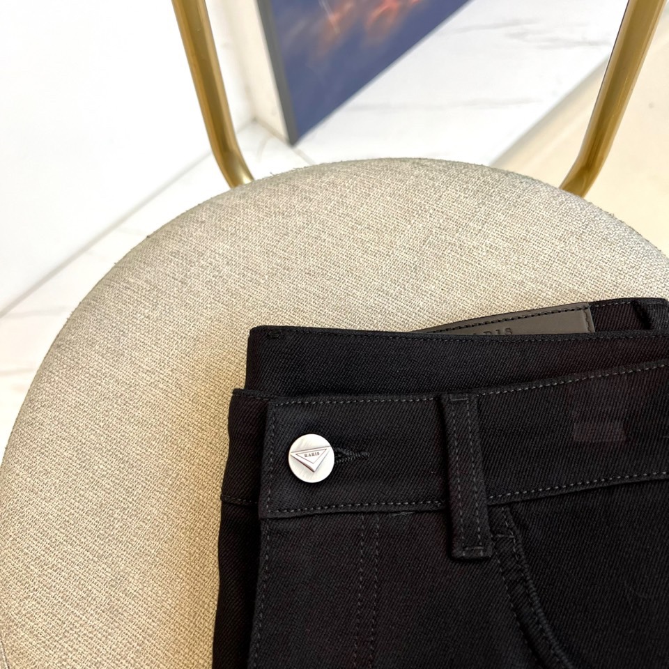 Prada普拉达、2025秋冬新品黑色牛仔裤，以极简设计诠释现代奢华美学。这款牛仔裤采用100%棉质面料