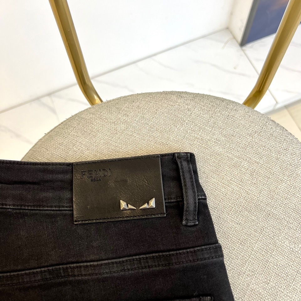 Fend芬迪、2025秋冬新品黑色牛仔裤，以深邃纯黑诠释意式奢华美学。后腰处装饰标志性棕色压纹皮质标牌，