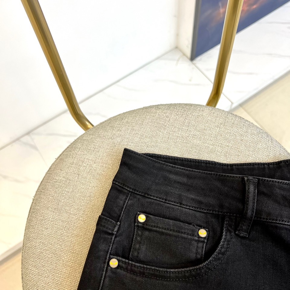 Fend芬迪、2025秋冬新品黑色牛仔裤，以深邃纯黑诠释意式奢华美学。后腰处装饰标志性棕色压纹皮质标牌，