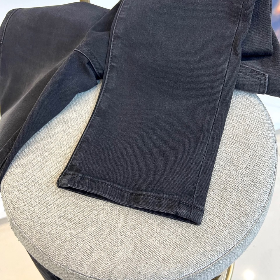 Fend芬迪、2025秋冬新品黑色牛仔裤，以深邃纯黑诠释意式奢华美学。后腰处装饰标志性棕色压纹皮质标牌，