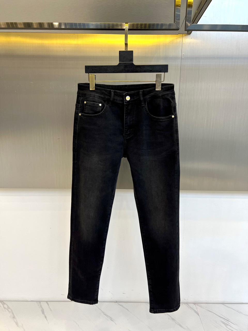 Fend芬迪、2025秋冬新品黑色牛仔裤，以深邃纯黑诠释意式奢华美学。后腰处装饰标志性棕色压纹皮质标牌，