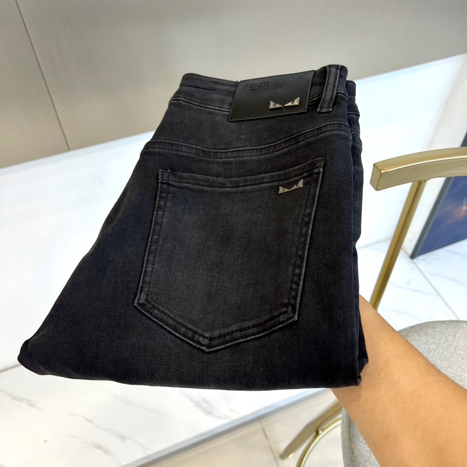 Fend芬迪、2025秋冬新品黑色牛仔裤，以深邃纯黑诠释意式奢华美学。后腰处装饰标志性棕色压纹皮质标牌，