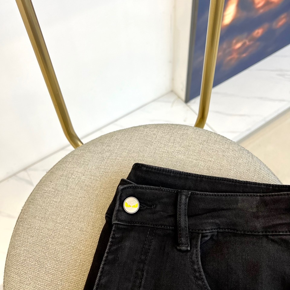 Fend芬迪、2025秋冬新品黑色牛仔裤，以深邃纯黑诠释意式奢华美学。后腰处装饰标志性棕色压纹皮质标牌，