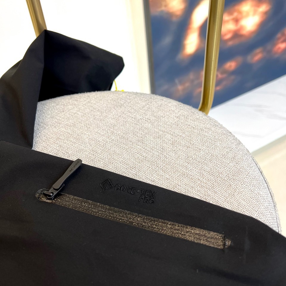 ARC’TERYX始祖鸟、高端定制户外冲锋衣鸟家三合一 埃尔法SV系列6代 《带救援反射器》还原zP该有