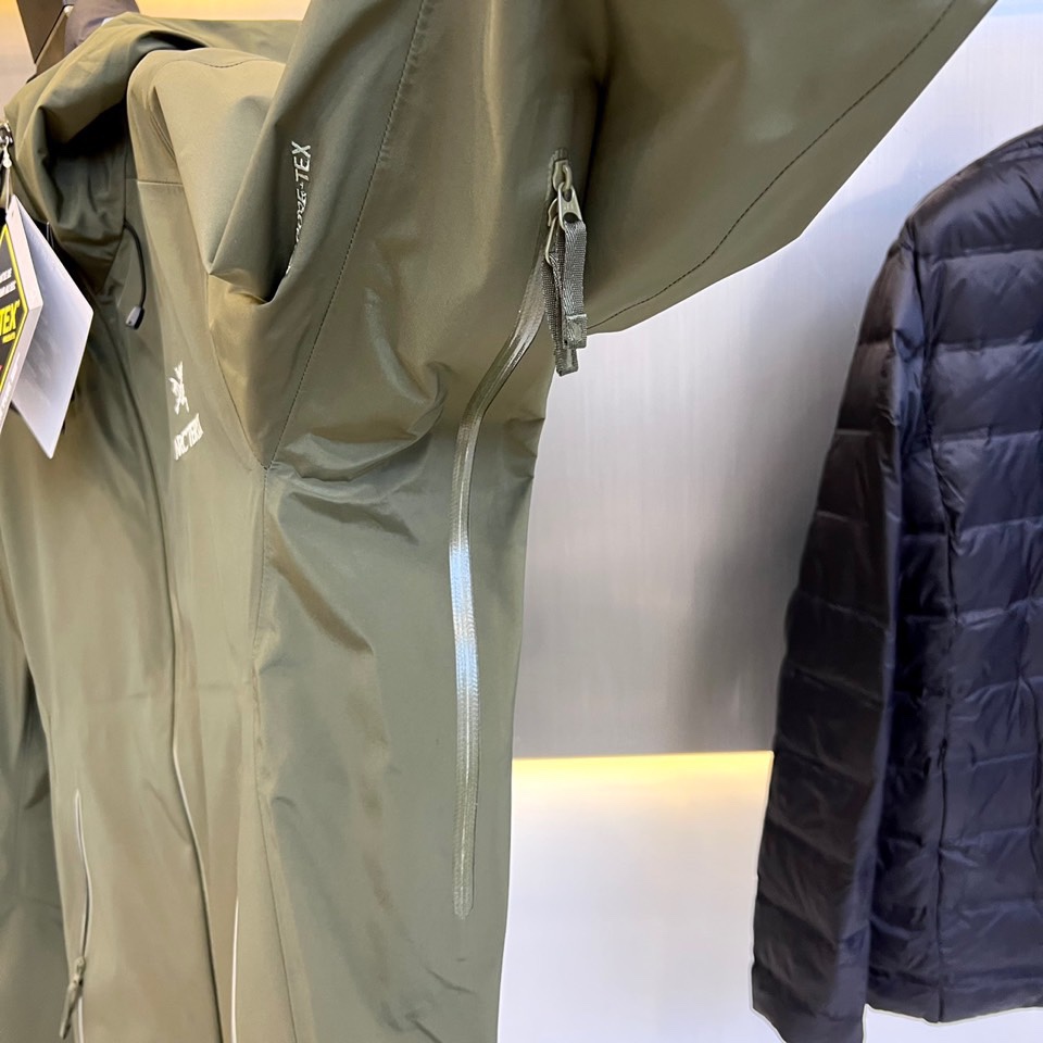 ARC’TERYX始祖鸟、今年鸟家王炸款三合一冲锋衣羽绒服了来了！一衣三穿！内胆带logo户外级羽绒服！