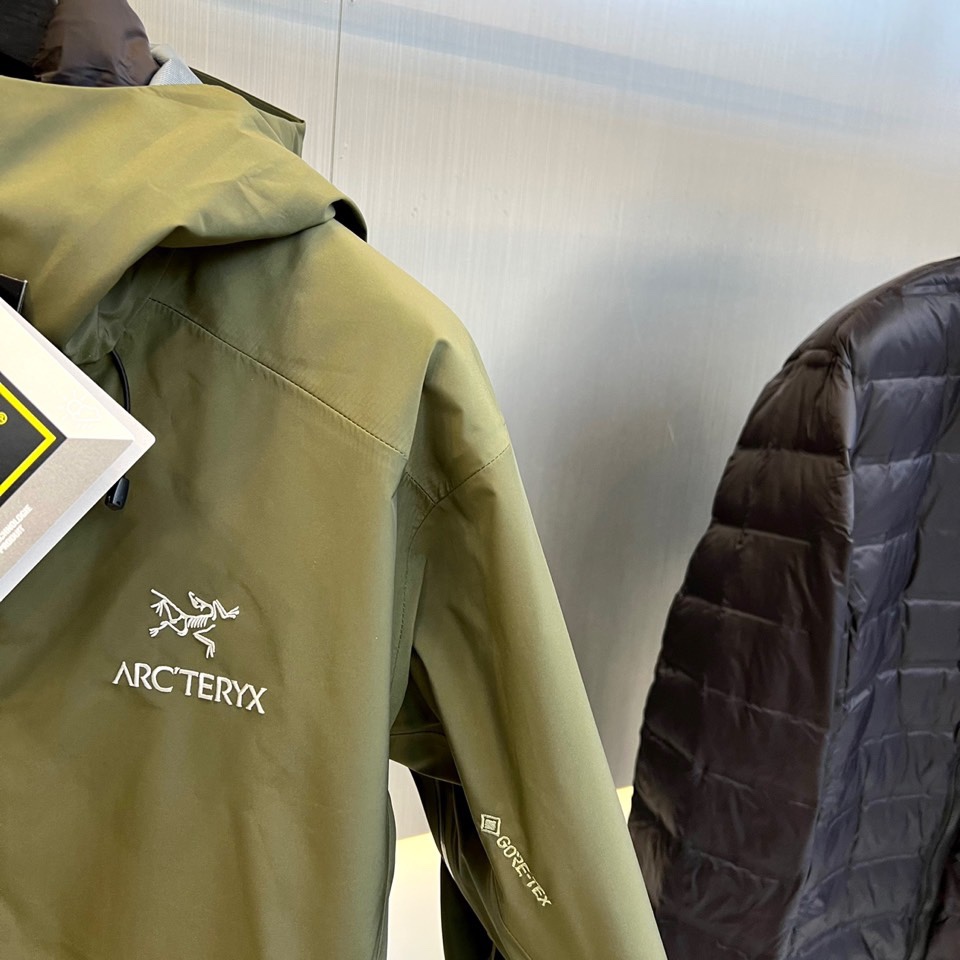ARC’TERYX始祖鸟、今年鸟家王炸款三合一冲锋衣羽绒服了来了！一衣三穿！内胆带logo户外级羽绒服！