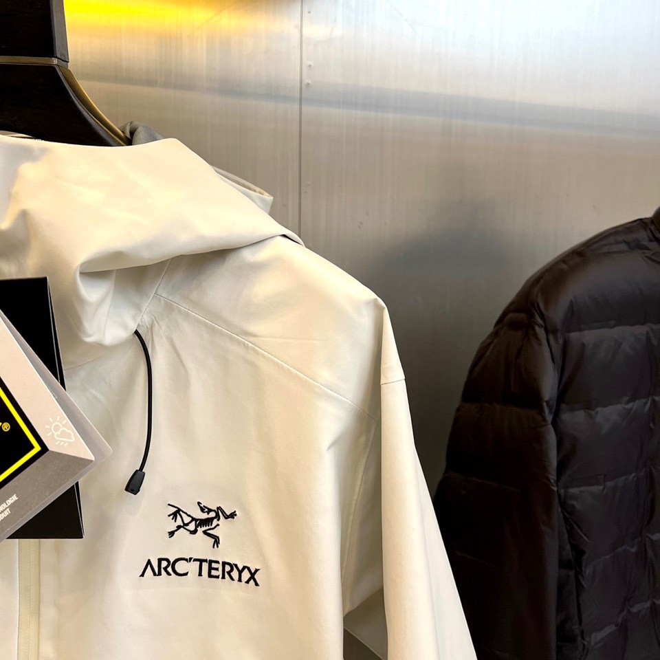 ARC’TERYX始祖鸟、今年鸟家王炸款三合一冲锋衣羽绒服了来了！一衣三穿！内胆带logo户外级羽绒服！