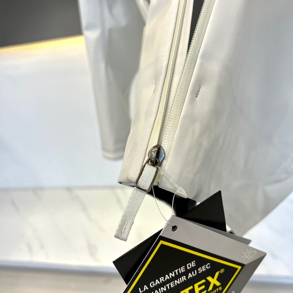 ARC’TERYX始祖鸟、今年鸟家王炸款三合一冲锋衣羽绒服了来了！一衣三穿！内胆带logo户外级羽绒服！