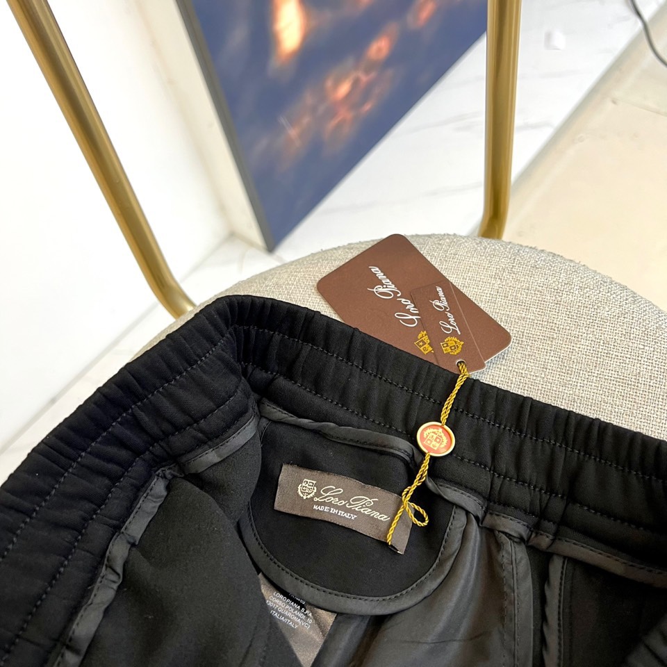 Loro Piana诺悠翩雅、2025秋冬新品休闲长裤系列。本系列采用82%醋酯纤维与18%天丝的科学配