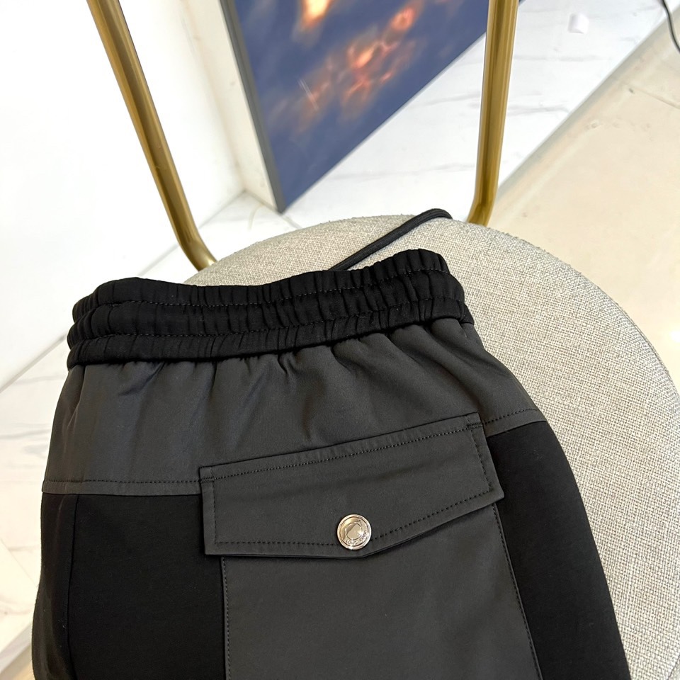 Loro Piana诺悠翩雅、2025秋冬新品休闲长裤系列。本系列采用82%醋酯纤维与18%天丝的科学配