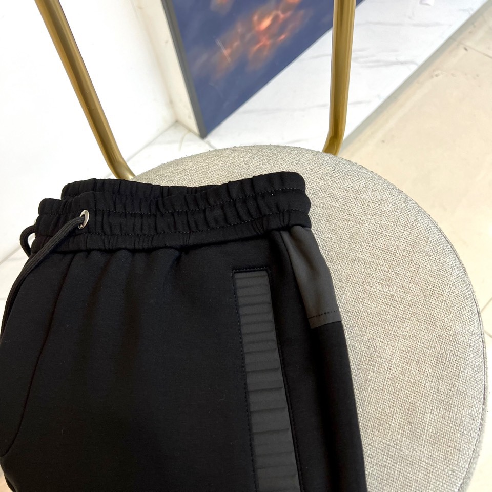 Loro Piana诺悠翩雅、2025秋冬新品休闲长裤系列。本系列采用82%醋酯纤维与18%天丝的科学配