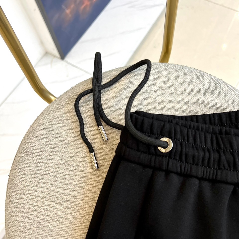 Loro Piana诺悠翩雅、2025秋冬新品休闲长裤系列。本系列采用82%醋酯纤维与18%天丝的科学配