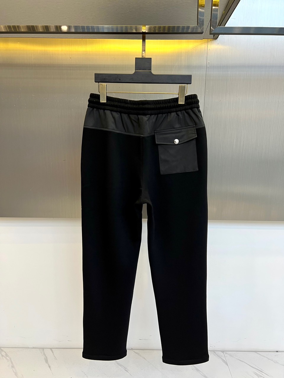 Loro Piana诺悠翩雅、2025秋冬新品休闲长裤系列。本系列采用82%醋酯纤维与18%天丝的科学配