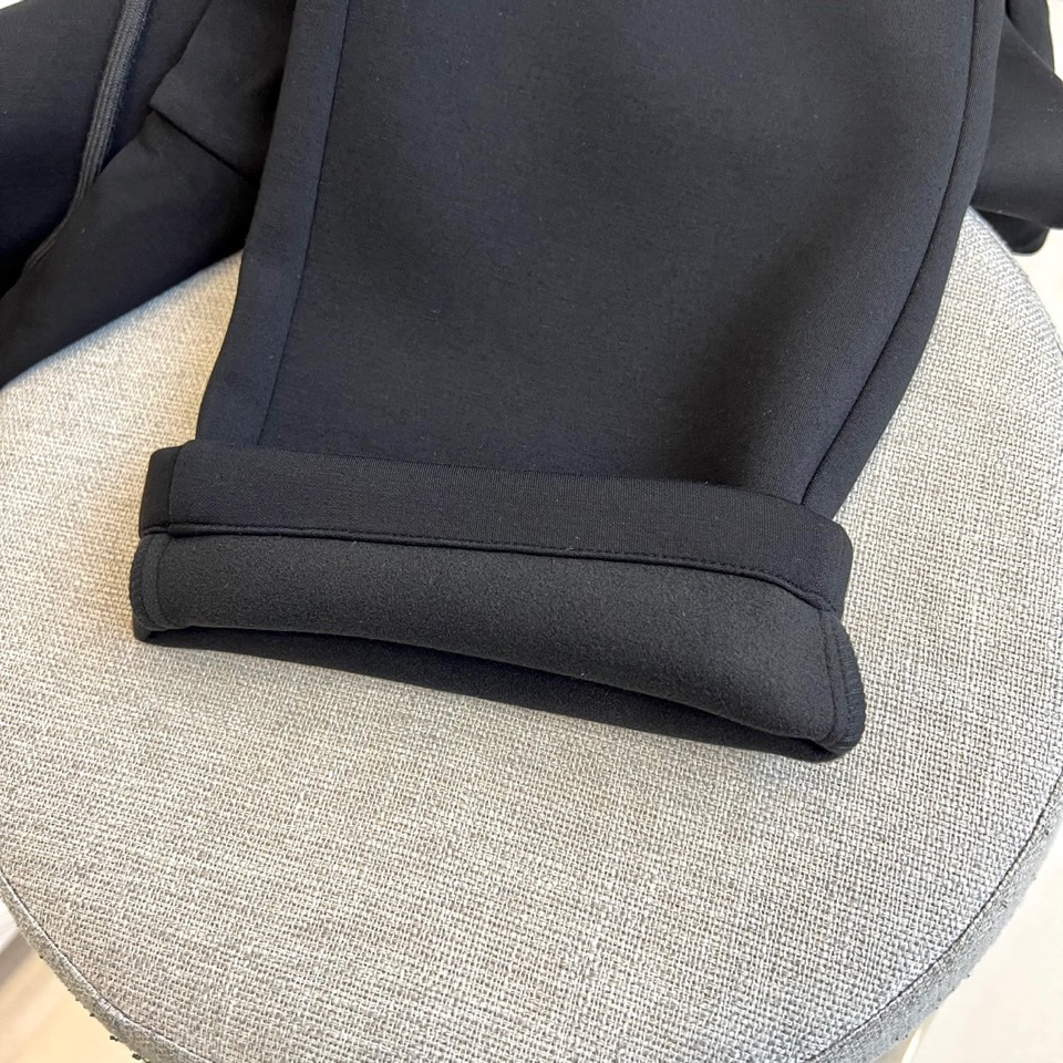 Loro Piana诺悠翩雅、2025秋冬新品休闲长裤系列。本系列采用82%醋酯纤维与18%天丝的科学配